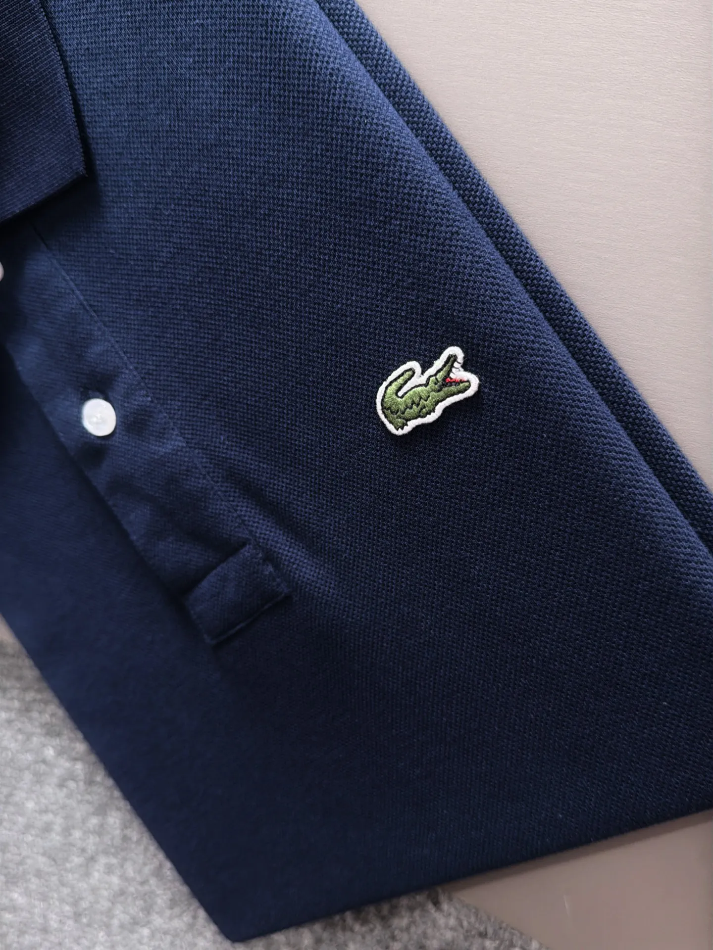 French Crocodile 2026 Spring and Summer Official Website Synchronization The Newest Arrival Style Classic Versatile Business Casual Polo Neck T-shirt Made of imported beaded cotton fabric, comfortable and breathable, with delicate texture and super soft skin-friendly touch! Lapel design, absolutely crisp and handsome fit! The sewing process with this density is absolutely meticulous in handling details! Skin-friendly and smooth to the touch, it is a perfect combination of comfort and breathability! The fabric properties are all excellent! Full of high-end feel! Simple and elegant design, Versatile is extremely wearable! All three standards! It is highly recommended to buy it, and you will never see a style like this outside! On sale on the official website! Size:M-2XL​